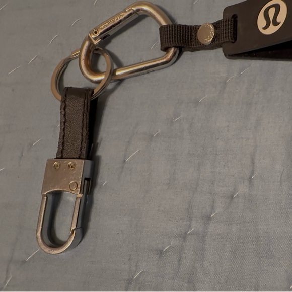 Lululemon athletica silicone blk/chrome keychain w/carabiner, barely used - Picture 2 of 7